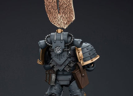 Gamers Guild AZ JoyToy JoyToy x Warhammer 40,000: Space Wolves Grey Slayer Pack Grey Slayer with Legion Vexilla Discontinue