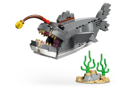 Gamers Guild AZ Lego Lego: Fierce Shark with a Treasure Chest (31381) Toyhouse